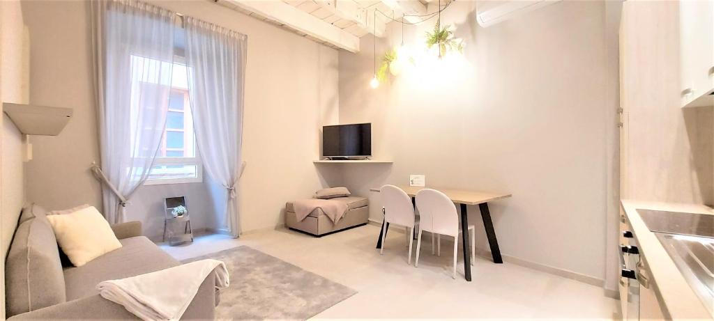 Petronilla House 008055-LT-1202 - 3