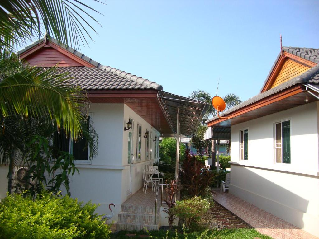 Nuch's Apple Guest House