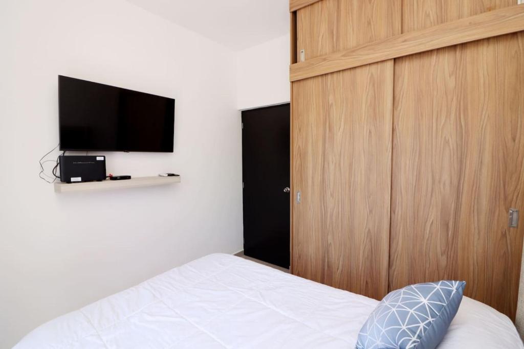 Acogedor departamento con balcon y alberca en roof - 2
