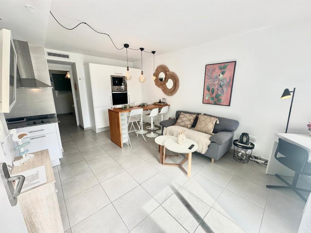 Chocolate Cookie- AC, High speed internet, Desk with natural light, Sunny terrace and pool - 5
