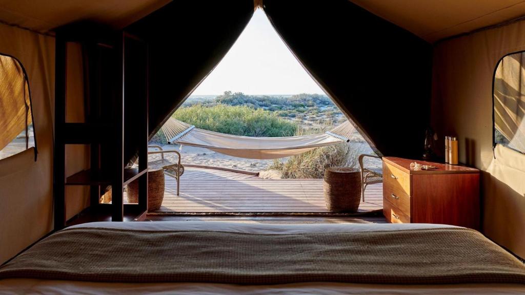 โรงแรมซัลซาลิสนิงกาลูรีฟ (Sal Salis Ningaloo Reef Hotel)