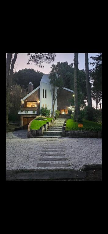 Casa Alta Con Piscina en el Bosque de Carilo - 1