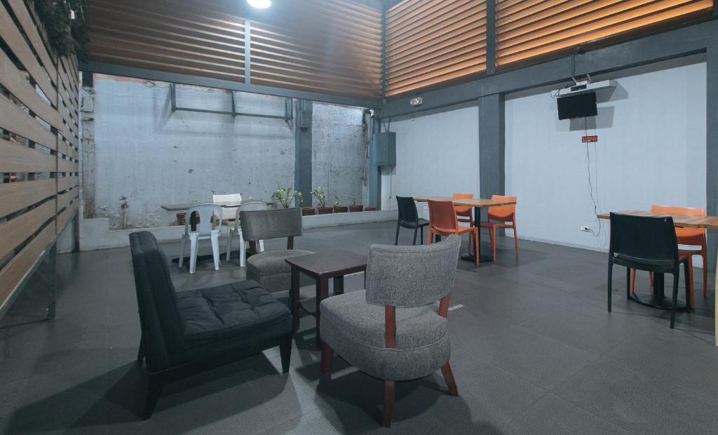 Shared lounge/TV area, Metro Deluxe Residences near World Trade Center in Manila