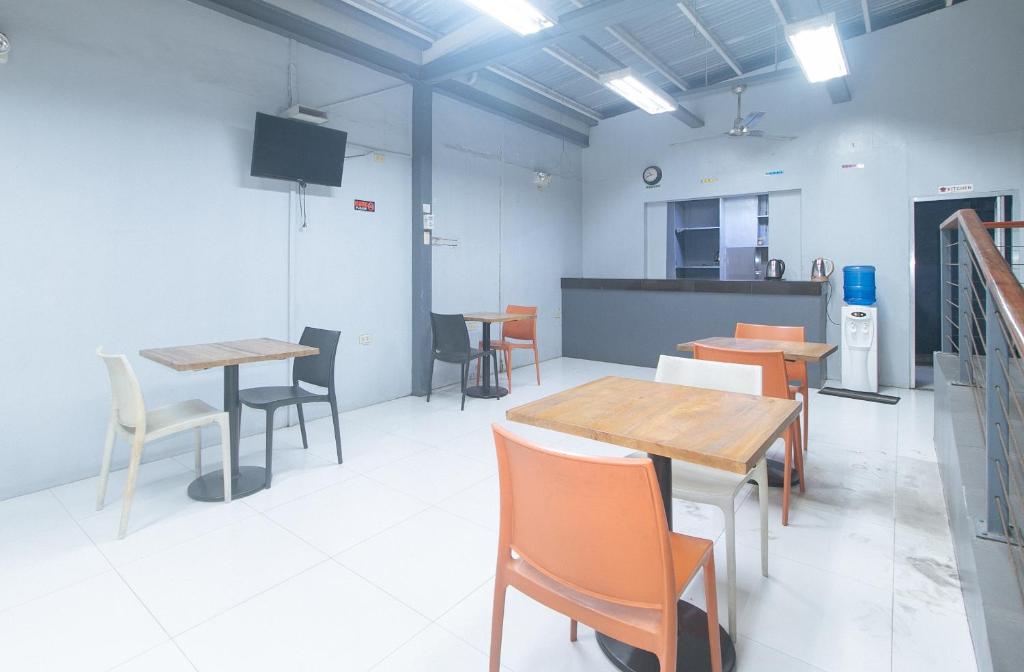 Shared lounge/TV area, Metro Deluxe Residences near World Trade Center in Manila