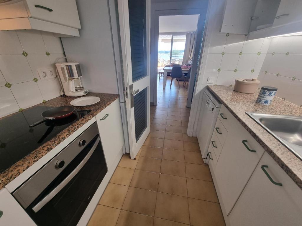 Apartamento frente al mar con terraza y piscina comunitaria en L'Escala - HISP-236-138 - 4