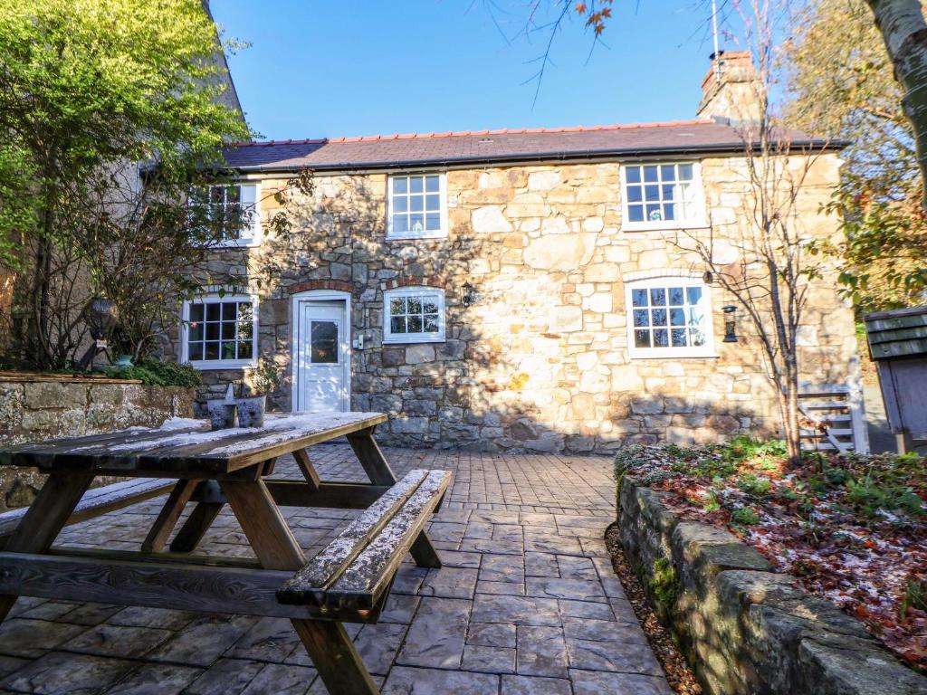 Woodland Cottage - pet-friendly holiday cottage near Llangollen, Dee Valley
