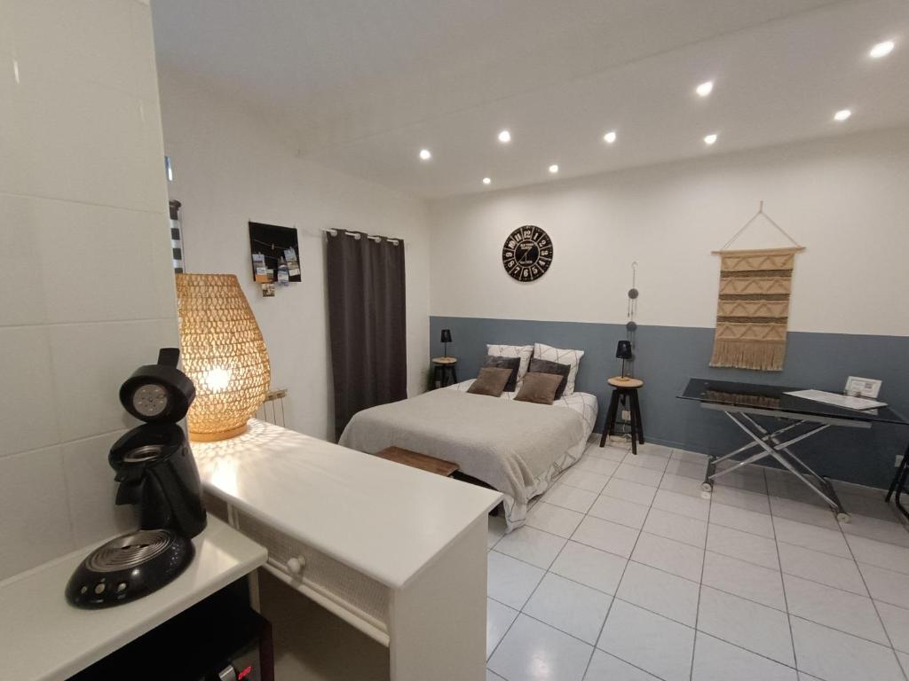 Le Colonel, Studio au Cœur du village en rez-de-chaussée d'une ancienne maison - 5