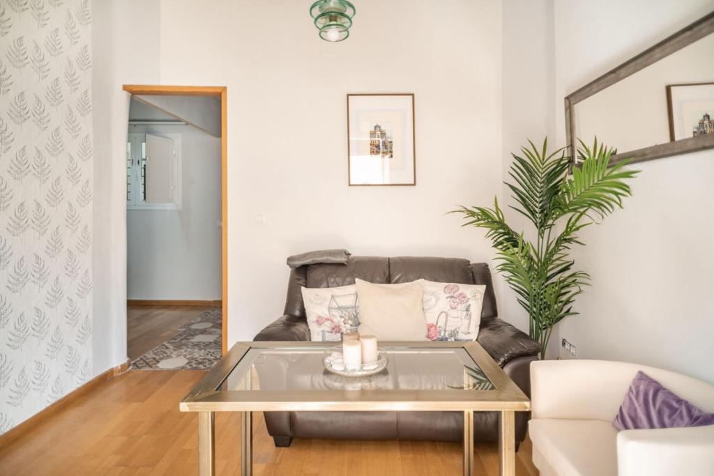 Beautiful and bright- 1Bd 1Bth- Center - 2