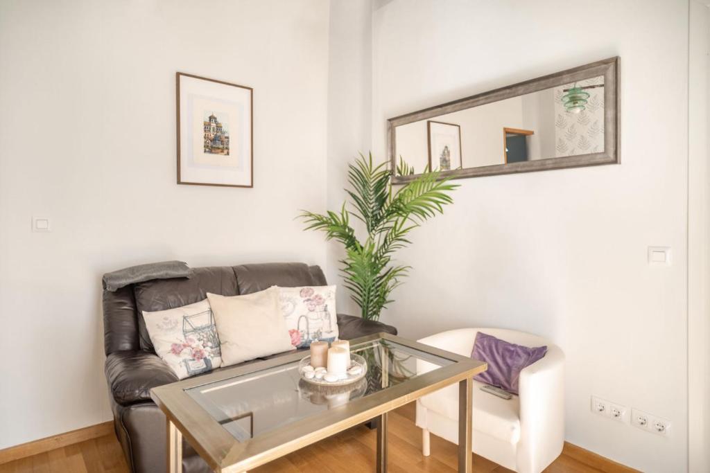 Beautiful and bright- 1Bd 1Bth- Center - 4