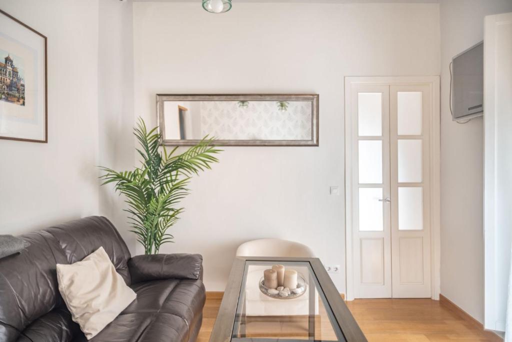 Beautiful and bright- 1Bd 1Bth- Center - 5