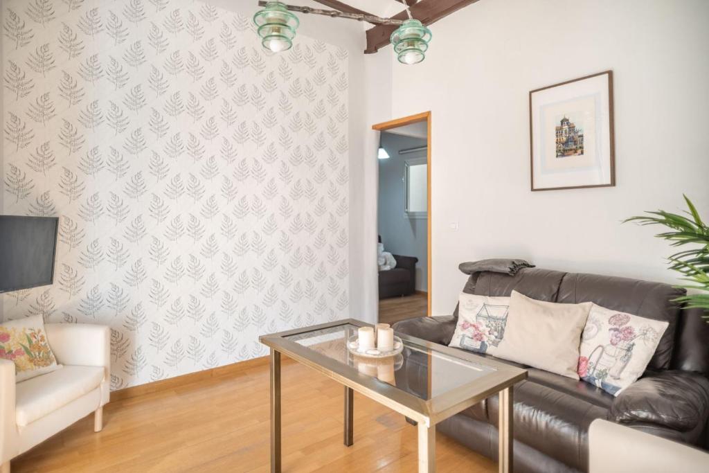 Beautiful and bright- 1Bd 1Bth- Center - 3