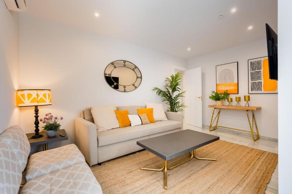 Wide bright- 2Bd 2Bth- Cathedral - 2
