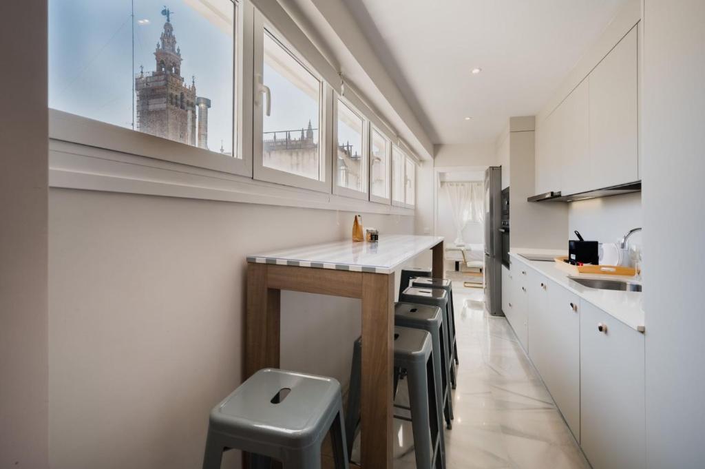 Wide bright- 2Bd 2Bth- Cathedral - 1