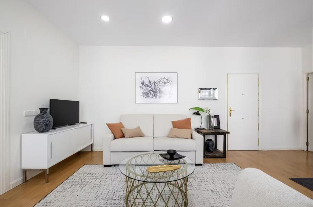 Cozy and bright- 1BED 1BATH- City center - 2