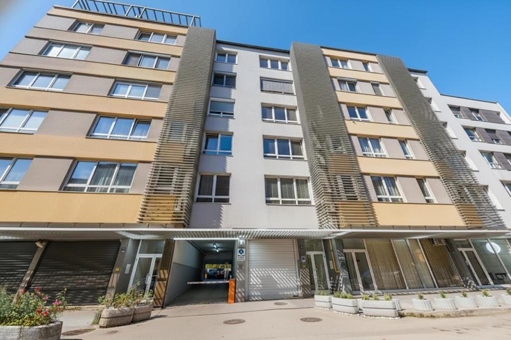 Modern Central Apartment - Free Private Parking - 4