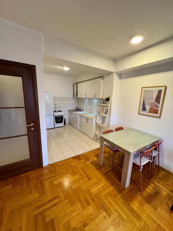 Bright & Cozy Urban Apartment - 5