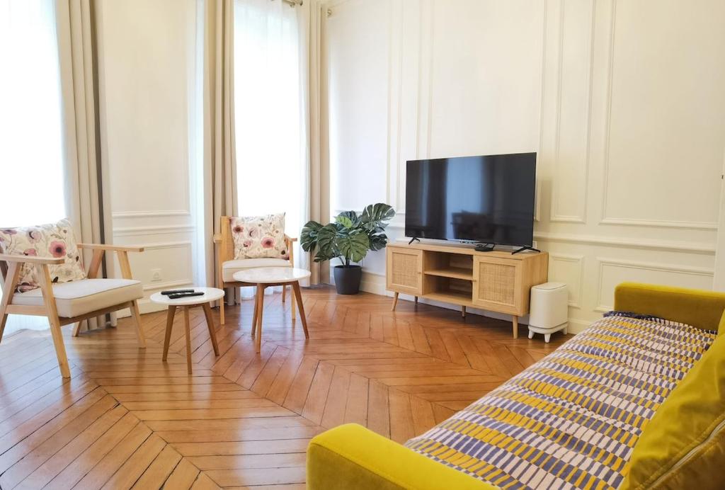 Haussmann 2BR Apt in Le Marais for 6 & 3mns to metro - 1