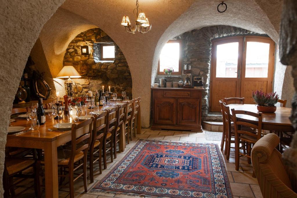 Ski Peak - Chalet Rostaing - Incredible vaulted ceiling dining room and breathtaking garden - 2