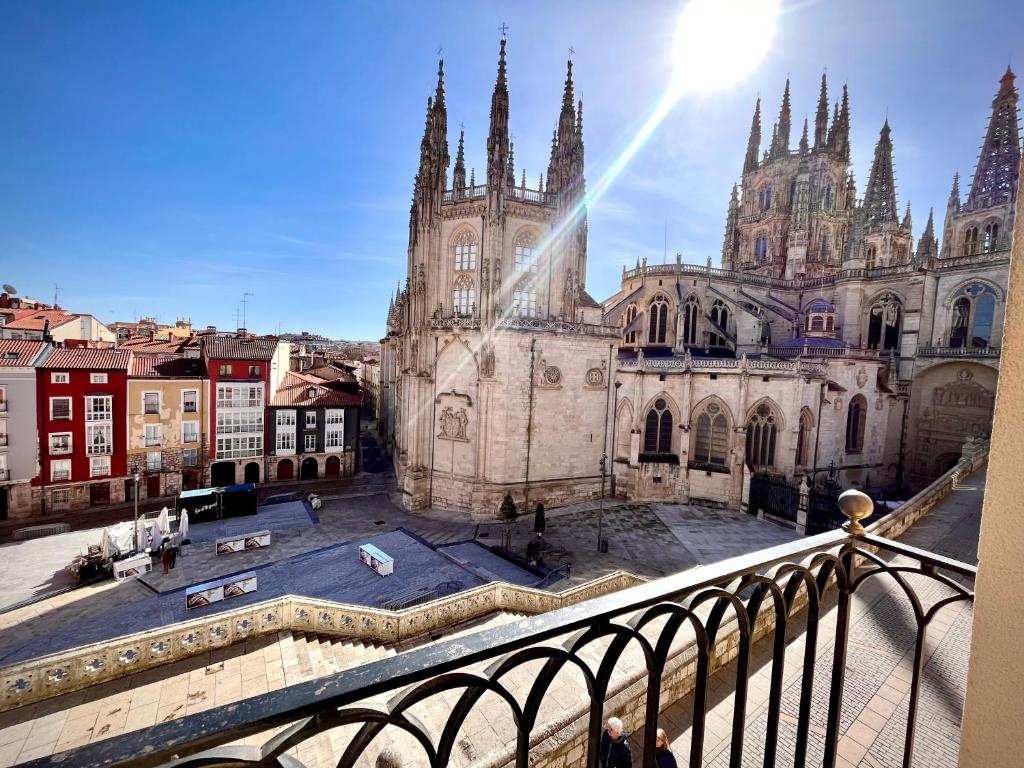AtuaireHome Balcón con vistas a la Catedral de Burgos - 4
