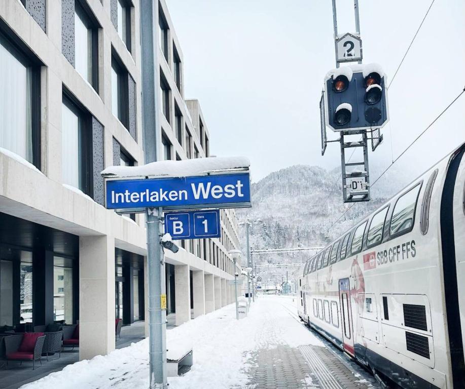 Mountain View Luxury Apartment at Interlaken West Station with Balcony, AC and BBQ - 5