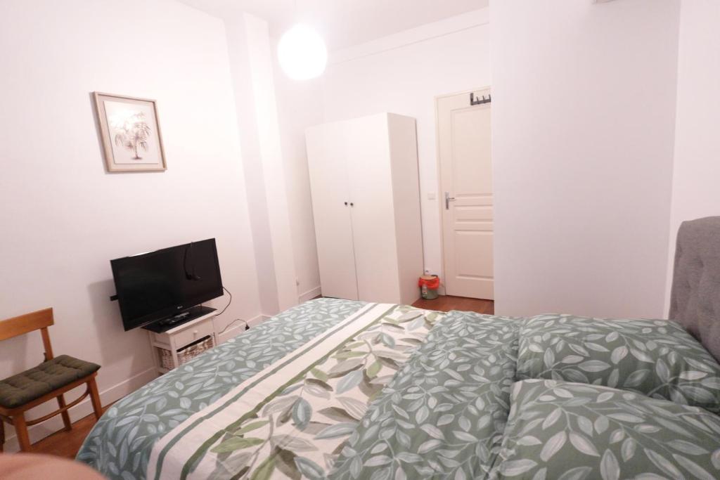Comfort Parisian Room and Sofa Bed 1 min to Metro M4 & T3A Paris Chambre chez Habitant - 4