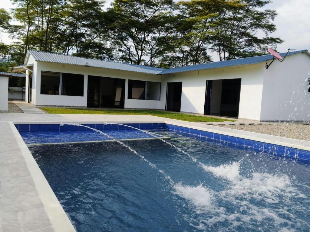 Hermosa casa campestre a solo 7 minutos de la ciudad, con piscina privada - 1
