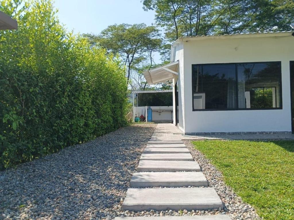 Hermosa casa campestre a solo 7 minutos de la ciudad, con piscina privada - 5