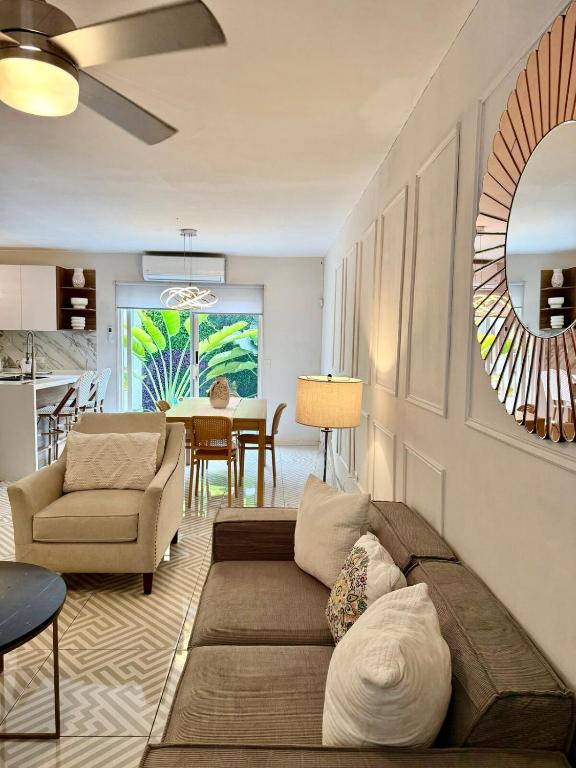 Hermosa casa en Santa Catarina, a 9 minutos del consulado,15 minutos fundidora, paseo Santa Lucía, cómoda, ubicación privilegiada, gym, equipada - 1