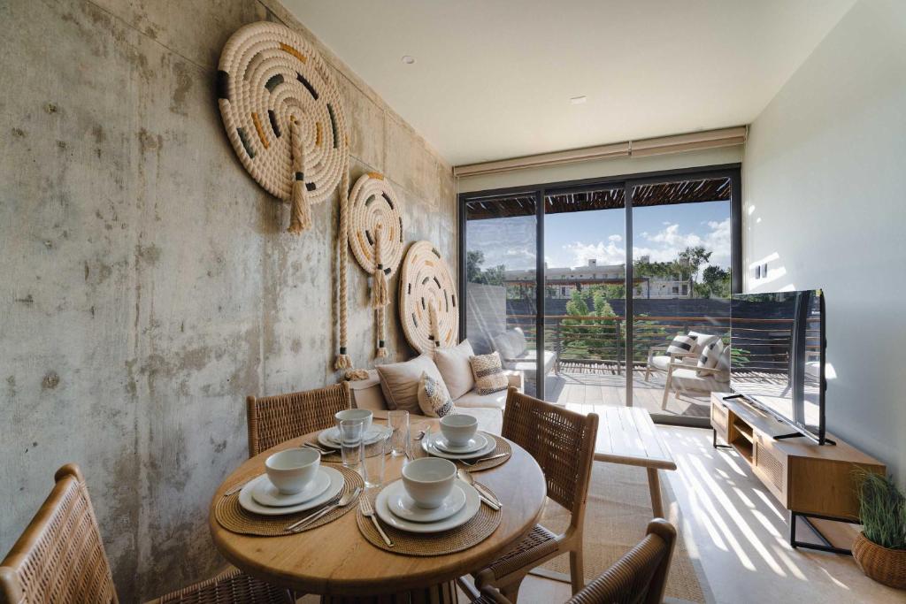 Modern 2BR Apartment with Pool & Gym - 5
