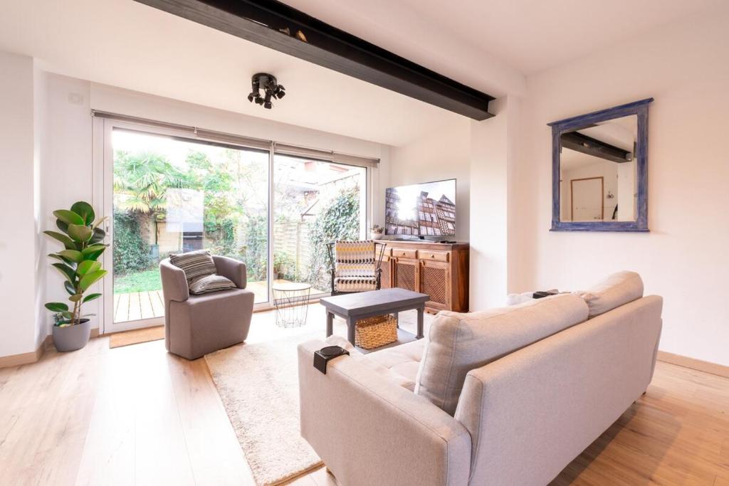 Maison avec garage et jardin - 1