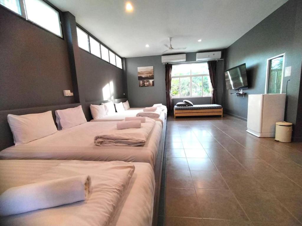 Shared lounge/TV area