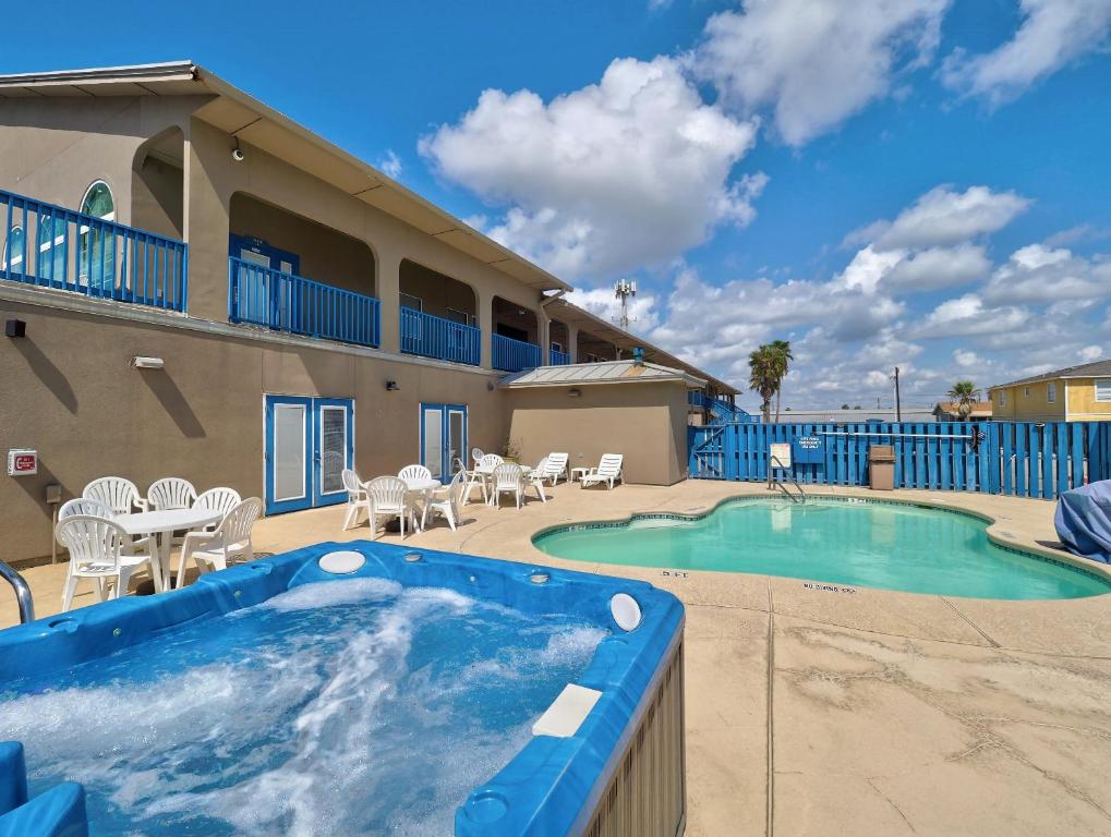 Swimming pool, Alister Square Inn in Port Aransas (TX)