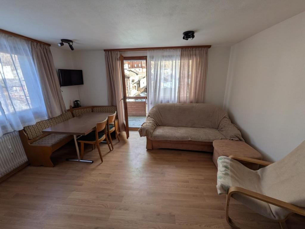 Family friendly and sunny apartment in the heart of Saas Grund - 2