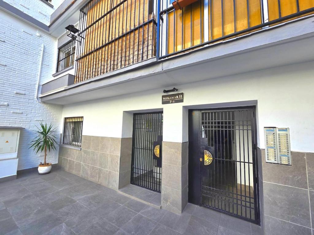 Modern Living Miramar II Elegant 3 Bedroom Stay in city center Walking distance to the trainstation and the beaches by NAMASTE ELITE - 5