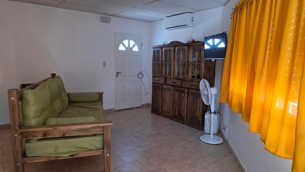 Casa Amplia 2 Dormitorios con Cochera Cerrada y Patio privado - 2