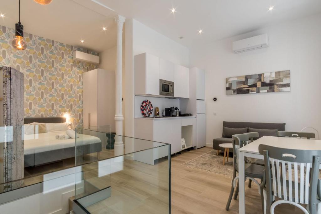 2 bedrooms 2 bathrooms- Modern and Bright- Center - 2