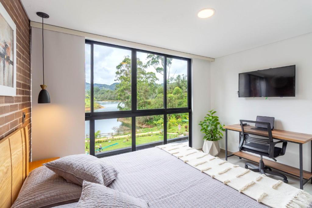 View & Lake Access 5min To Town - 2