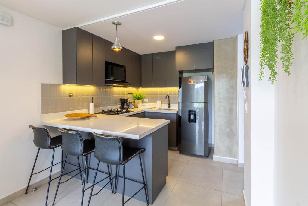 View & Lake Access 5min To Town - 4