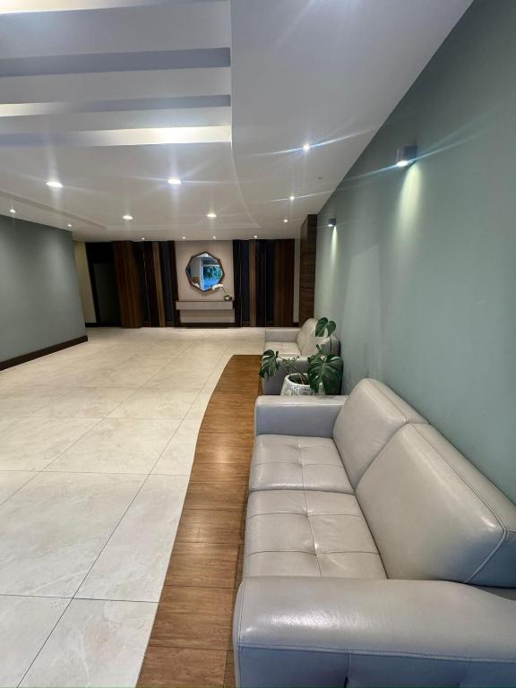 Familiar y equipado a pasos del Cine Center - 2