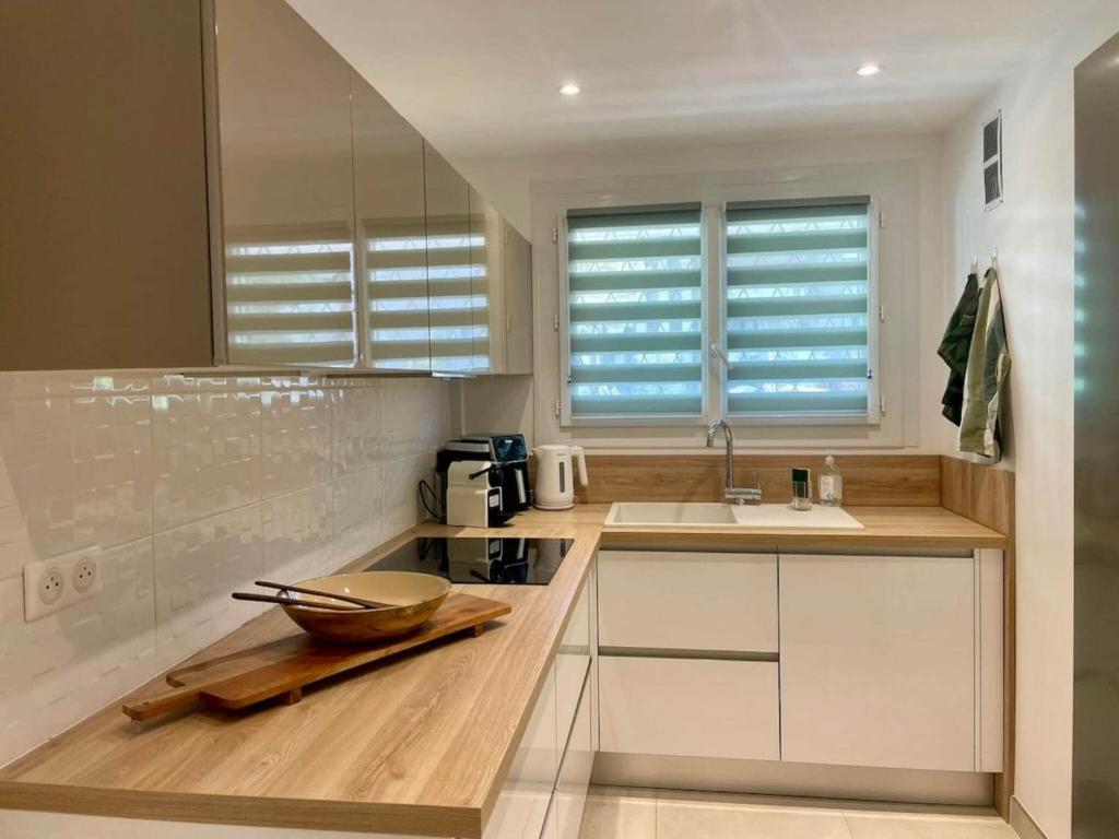 Spacious Group Stay in Antibes - 3