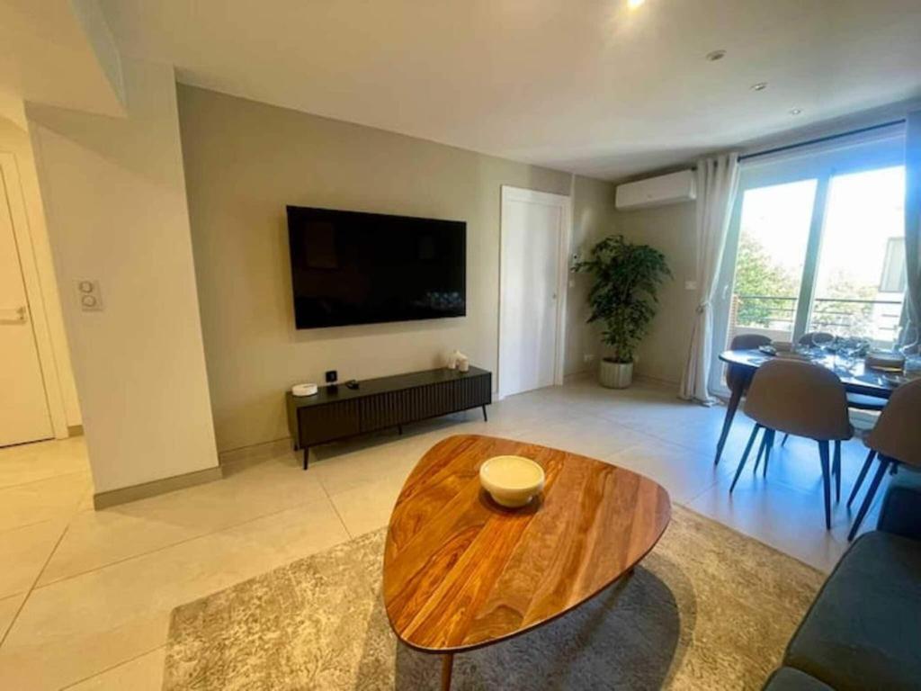 Spacious Group Stay in Antibes - 4