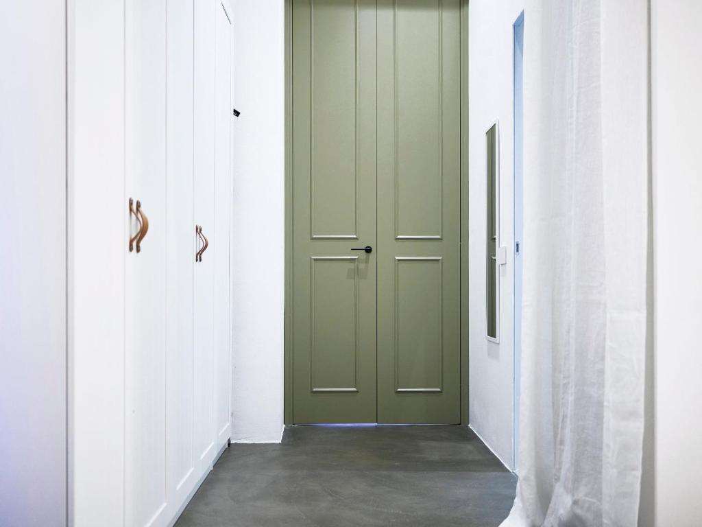 Design Apartment with Private Street Entrance - 4