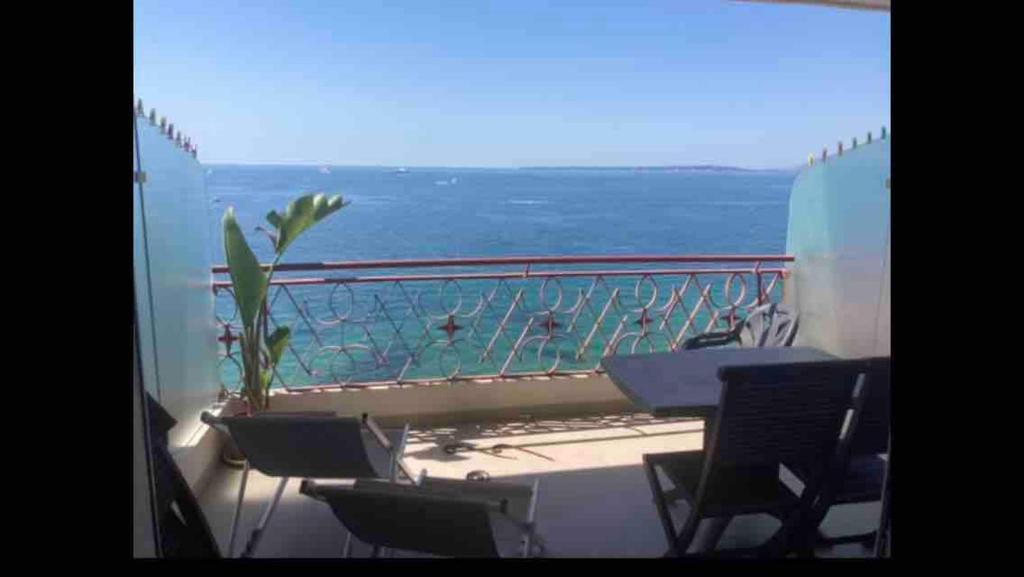 Sea front studio in Juan-les-Pins - 2
