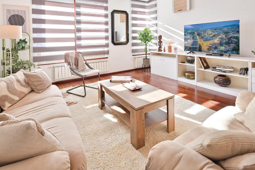 Modern Central Apartment - Free Private Parking - 1