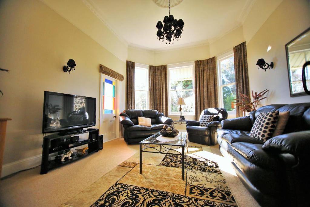 Shared lounge/TV area