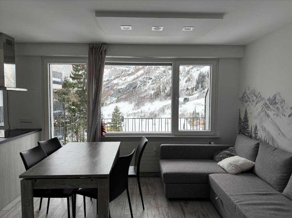 Renovated Studio | Dream Views • Balcony • Free Parking - 1
