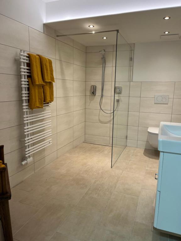 Smart Stay - Privates Zimmer & Bad im Untergeschoss - Kingsize Komfort fuer Zwei - 5