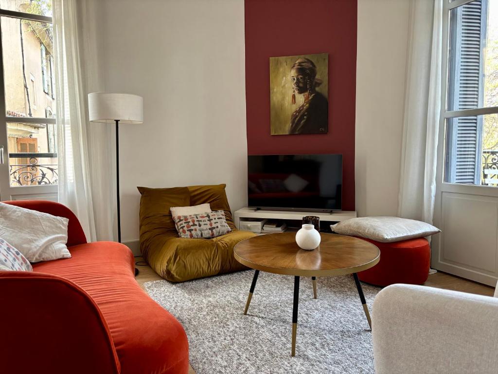 Nimes , appartement rénové dans immeuble classé. - 3