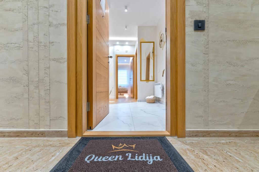 Queen Lidija - 3