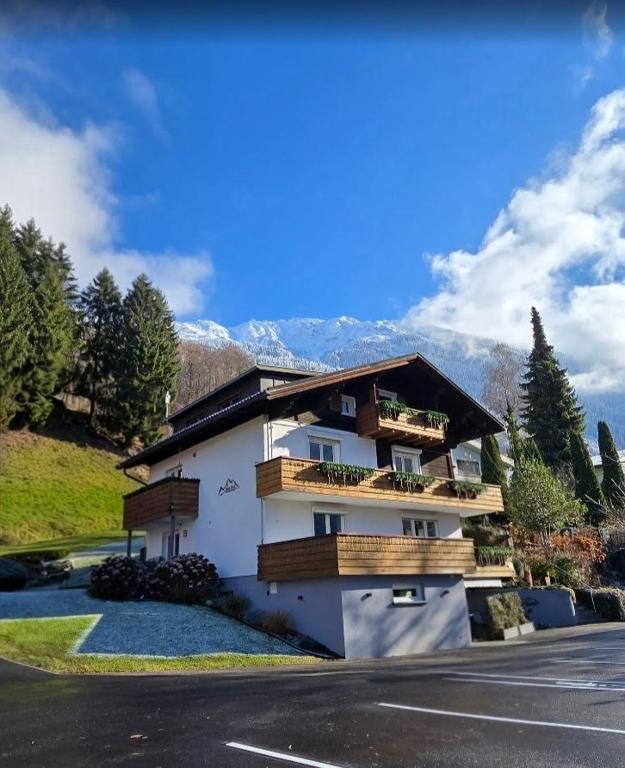 Haus Tisch - 2